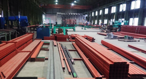 静工業の作業風景